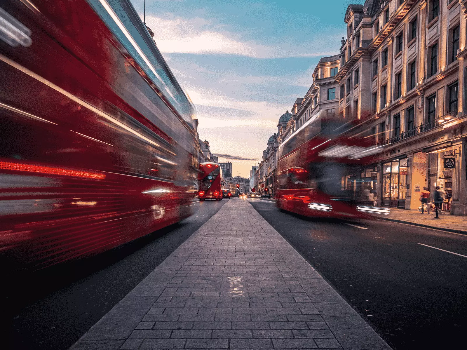 Londra şehri ve kırmızı otobüsler