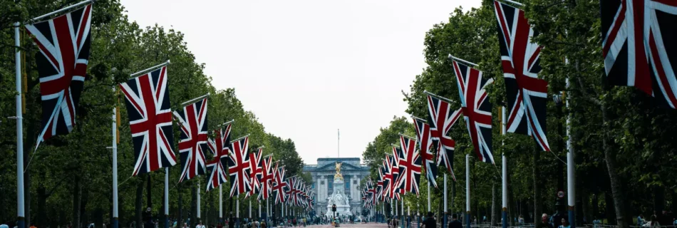 İngiltere'de ingiliz bayrakları olan bir sokak