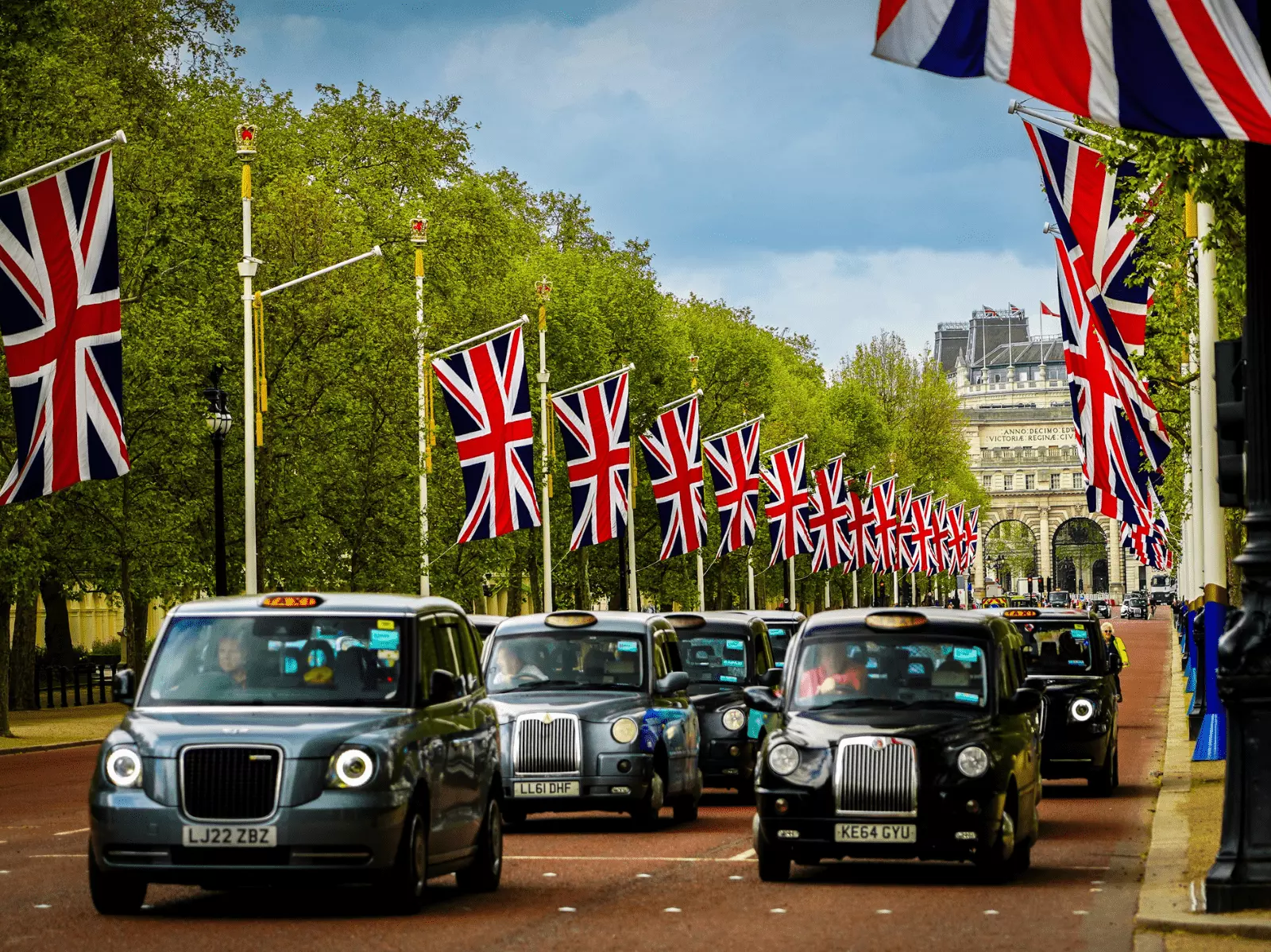 İngiltere bayrakları ve siyah taksiler