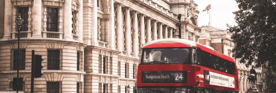 Londra da kırmızı bir otobüs