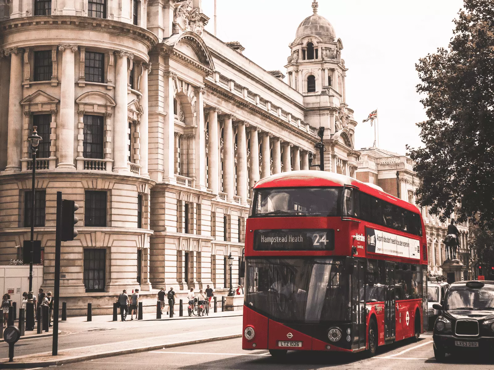 Londra da kırmızı bir otobüs