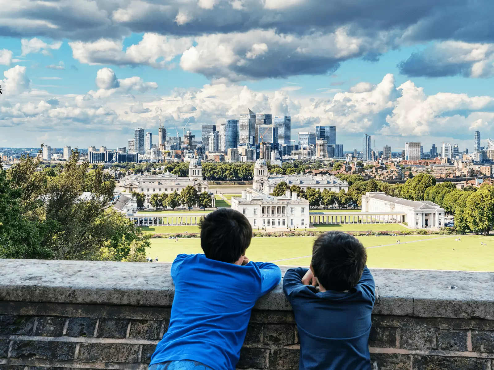 iki çocuk şehir manzarası izliyor