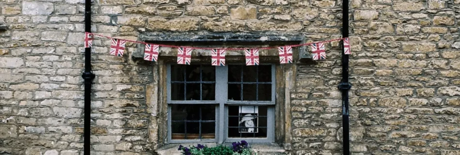 bir pencere ve ingiliz bayrakları